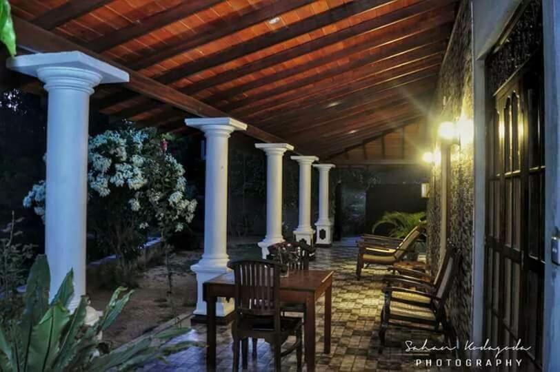 Deutsche Villa ヒッカドゥワ エクステリア 写真